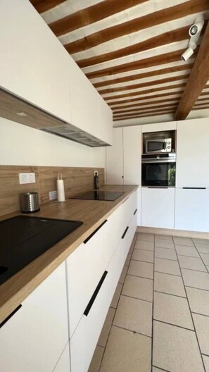 Kühlschrank, Mikrowelle, Ofen, Geschirrspüler