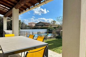 Outdoor dining - L'Isle en coeur, air-conditioned house with garden and swimming pool. (L'Isle-sur-la-Sorgue)