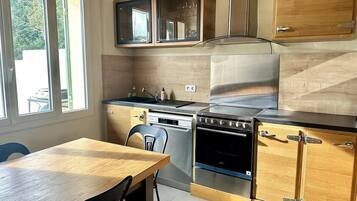 RĂ©frigĂ©rateur, micro-ondes, four, plaque de cuisson