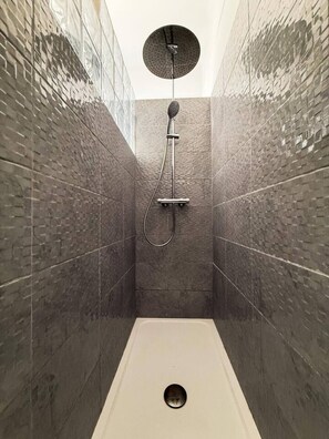 Een douche, een haardroger