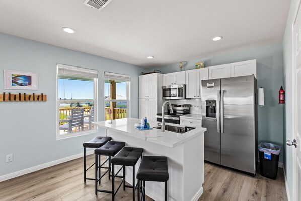 Réfrigérateur, micro-ondes, four, plaque de cuisson