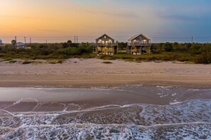 On the beach - Beachfront w/ Modern Interior, Swim Spa, Yard Games & Fire Pit (Gilchrist)