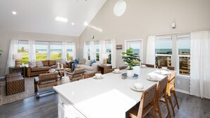 Un espacio habitable amplio con un gran comedor, asientos cómodos y vistas al exterior.
