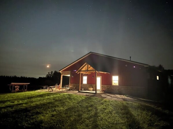 Exterior - Charming Clover Creek Inn, On Summerhill Brewing (Locke)