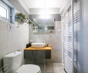 House, 2 Bedrooms, Garden View | Bathroom | Shower, free toiletries, hair dryer, towels