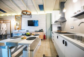 Refrigerador con freezer, placa de cocina, utensilios de cocina