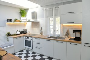 Hus - 2 soveværelser - udsigt til have | Privat køkken | Køleskab/fryser i fuld størrelse, kogeplade