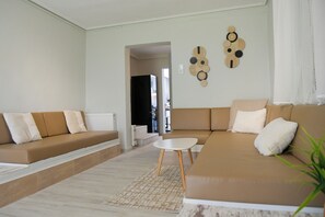 Hus - 2 soveværelser - udsigt til have | Opholdsområde | Fladskærms-tv