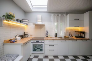 Casa, 2 camere da letto, vista giardino | Cucina privata | Frigorifero con congelatore, piano cottura, pentole/stoviglie/utensili