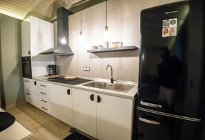 Cottage, Garden View | Private kitchen | Full-size fridge, stovetop, cookware/dishes/utensils