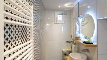 Casa de campo, vista para o jardim | Banheiro | Chuveiro, produtos de toalete grátis, secador de cabelo