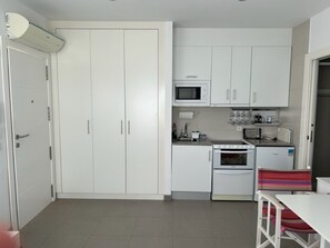 Fridge, microwave, oven, stovetop - Beachfront studio with swimming pool and a/c (Carboneras)