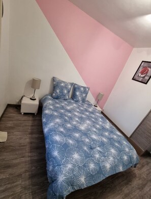 3 bedrooms, iron/ironing board, free WiFi, bed sheets