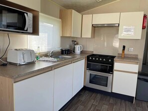 Cabin | Private kitchen | Fridge, microwave, oven, stovetop - Caravan Near to Newquay Sleeps up to 6 Guests (Newquay)