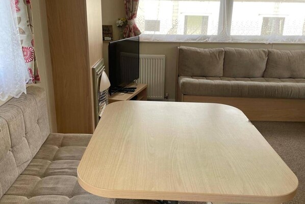 Cabin | Living area - 2 Bed Caravan - Sleeps 6 - Pets - Pool - Parking (Newquay)