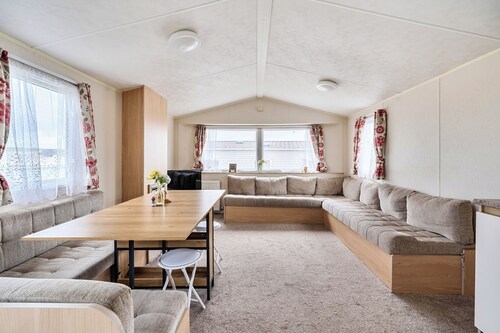 2 Bed Caravan - Sleeps 6 - Pets - Pool - Parking
