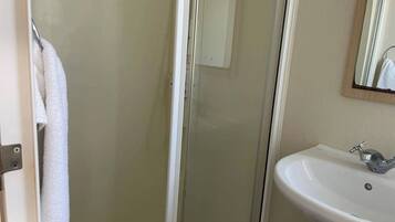 Cabin | Bathroom | Separate bathtub and shower, deep-soaking bathtub