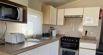 2 Bed Caravan - Sleeps 6 - Pets - Pool - Parking