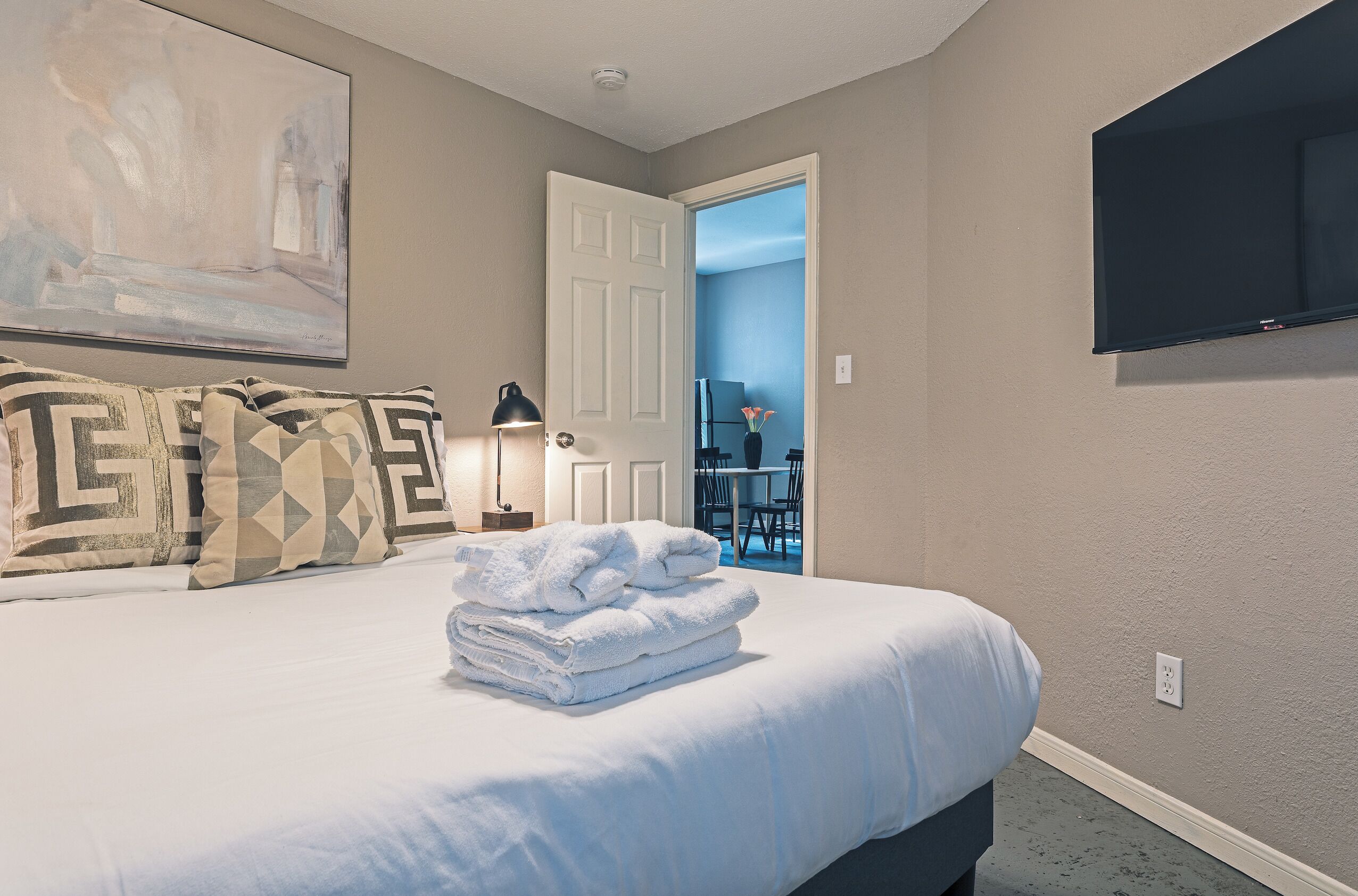 3 habitaciones, escritorio y tabla de planchar con plancha 