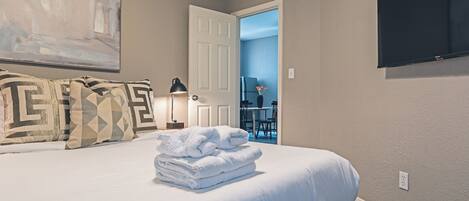 3 chambres, bureau, fer et planche Ă repasser, lit parapluie