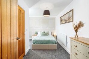 2 chambres, bureau, fer et planche à repasser, lit de bébé portatif