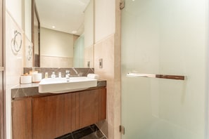 Douche, séchoir à cheveux, serviettes fournies