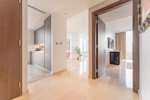 Interior - 1BR with Skyline Views Overlooking Emirates Golf Club – The Residences, JLT By Deluxe Holiday Homes (Dubai)