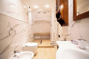 Douche, sĂšche-cheveux, serviettes fournies, savon