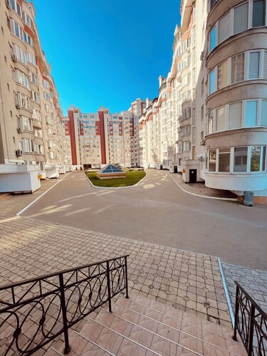 3-bedrooms modern downtown apartment