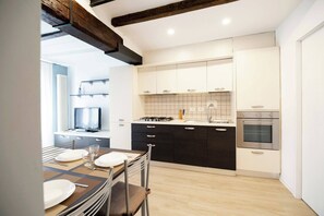 Réfrigérateur, un four, surface de cuisson, lave-vaisselle