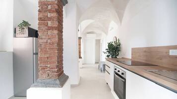 Frigorifero, microonde, piano cottura, lavastoviglie