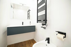 Dusj, hårføner, håndklær og såpe