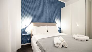 Tabla de planchar con plancha, wifi gratis y ropa de cama