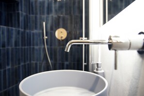 Douche, sèche-cheveux, serviettes fournies, savon