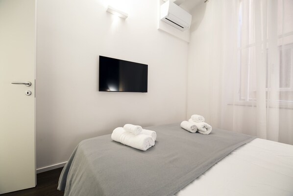 Iron/ironing board, free WiFi, bed sheets