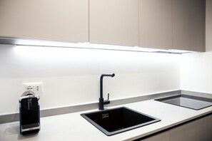 Réfrigérateur, four à micro-ondes, un four, surface de cuisson
