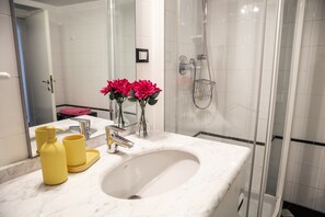 Dusche, Haartrockner, Handtücher, Seife