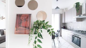 Kjøleskap, mikrobølgeovn, ovn og kokeplater