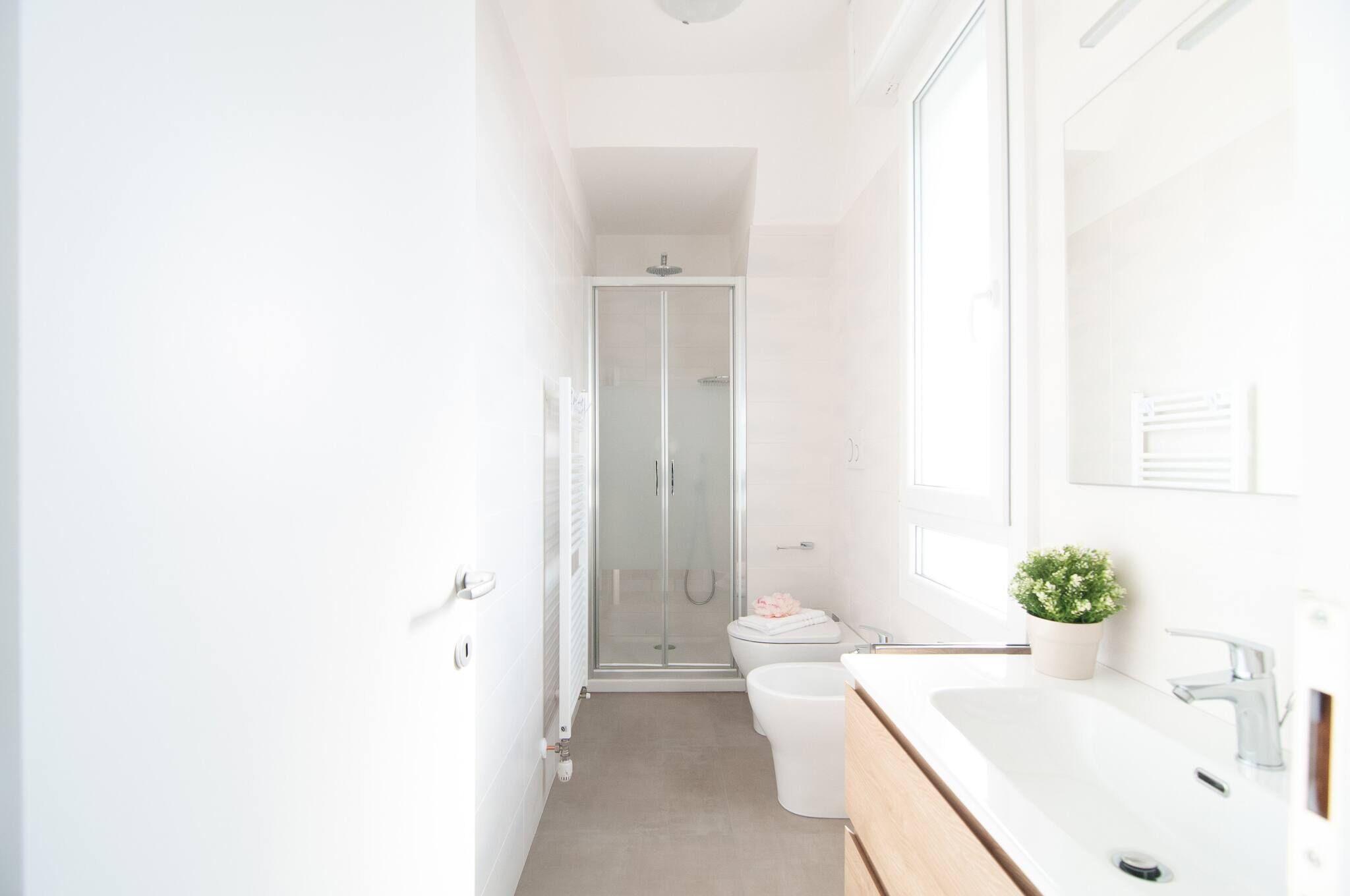 Douche, sèche-cheveux, serviettes fournies, savon