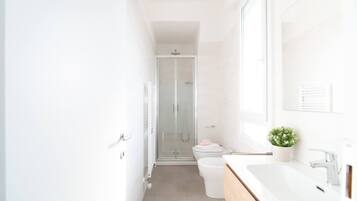 Douche, sèche-cheveux, serviettes fournies, savon