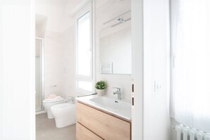 Dusj, hårføner og håndklær