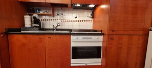 Réfrigérateur, four, plaque de cuisson, cafeti ère/bouilloire