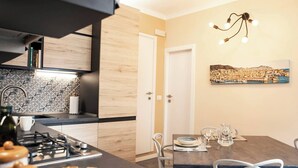 Private kitchen - Patty's home - Convenient residential apartment near  city center (Genova)