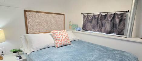 1 bedroom, desk, WiFi, bed sheets