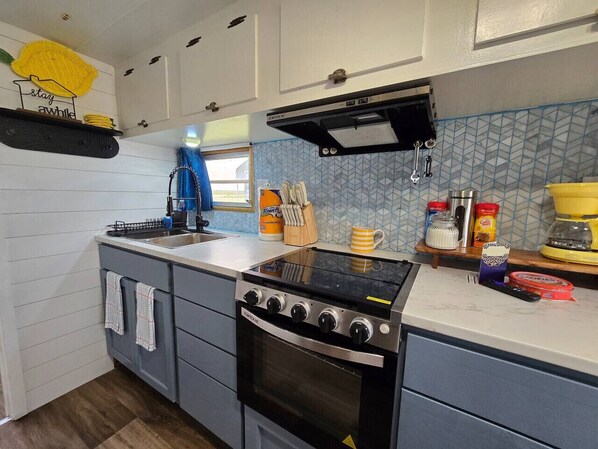 冷蔵庫、電子レンジ、オーブン、コンロ