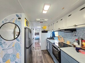 Kylskåp, mikrovågsugn, ugn och spishäll