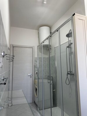 Shower, hair dryer, bidet, towels