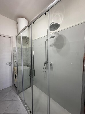 Dusche, Haartrockner, Bidet, Handtücher