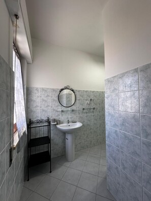 Doccia, asciugacapelli, bidet, asciugamani