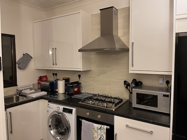 Kühlschrank, Mikrowelle, Ofen, Herdplatte